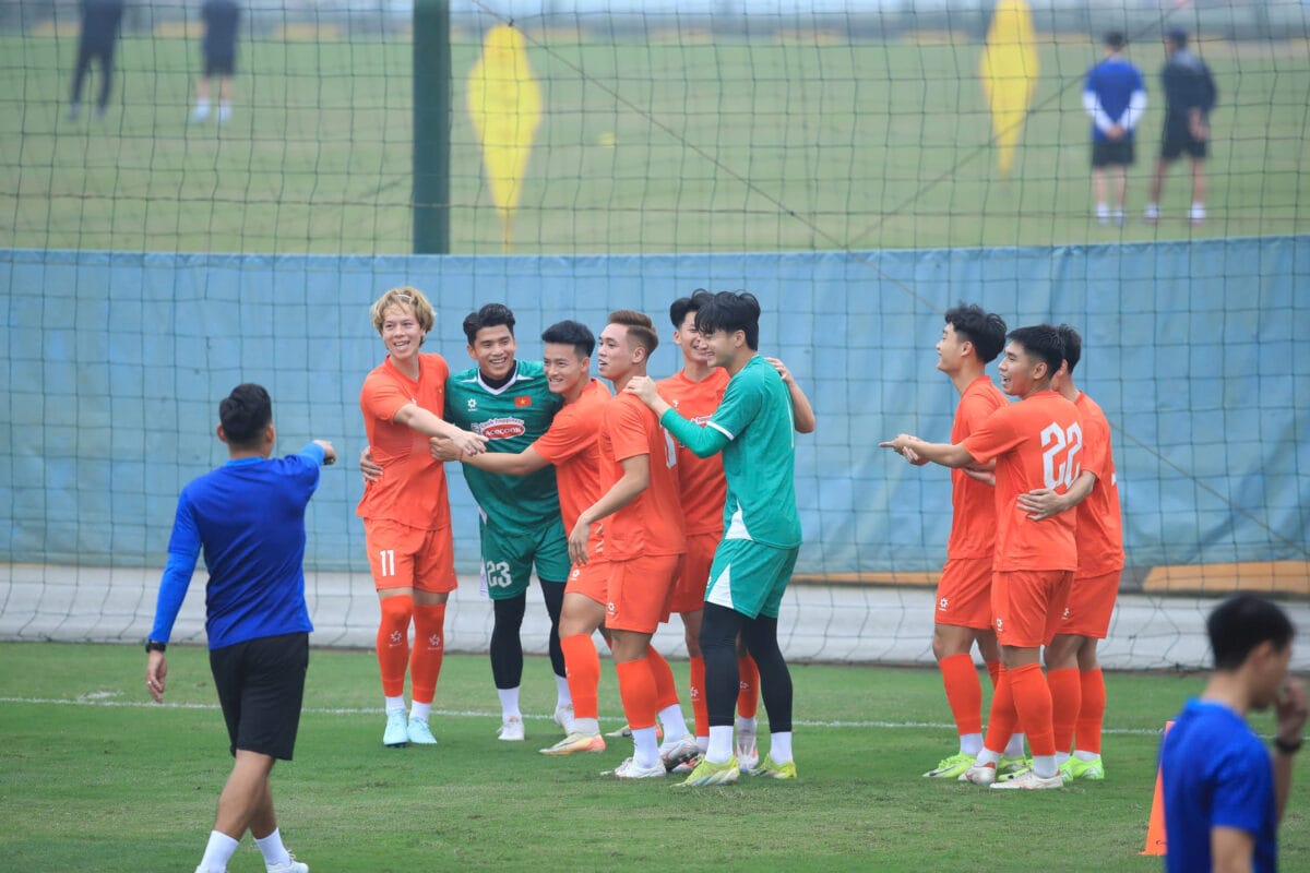 U.22 Việt Nam: Người thay thế HLV Kim Sang-sik lộ diện, sao Việt kiều tập buổi đầu- Ảnh 11. U.22 Việt Nam: Người thay thế HLV Kim Sang-sik lộ diện, sao Việt kiều tập buổi đầu- Ảnh 11.