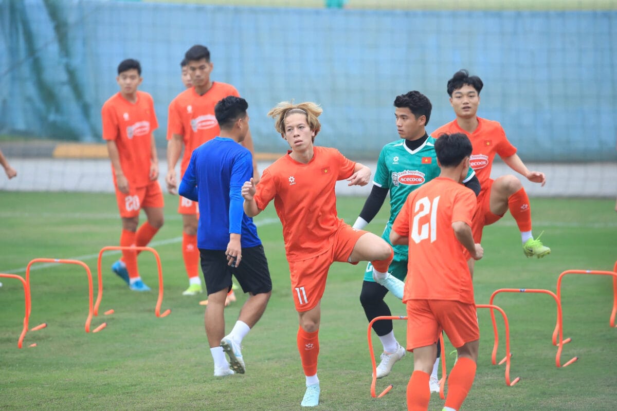 U.22 Việt Nam: Người thay thế HLV Kim Sang-sik lộ diện, sao Việt kiều tập buổi đầu- Ảnh 8. U.22 Việt Nam: Người thay thế HLV Kim Sang-sik lộ diện, sao Việt kiều tập buổi đầu- Ảnh 8.