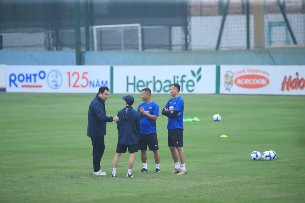 U.22 Việt Nam: Người thay thế HLV Kim Sang-sik lộ diện, sao Việt kiều tập buổi đầu- Ảnh 4. U.22 Việt Nam: Người thay thế HLV Kim Sang-sik lộ diện, sao Việt kiều tập buổi đầu- Ảnh 4.