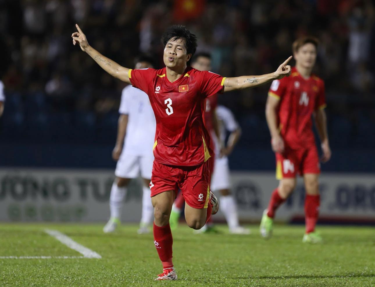 Đội tuyển Việt Nam bay cao với đôi cánh mang ‘cú đấm thép’ - Ảnh 1. Đội tuyển Việt Nam bay cao với đôi cánh mang ‘cú đấm thép’ - Ảnh 1.