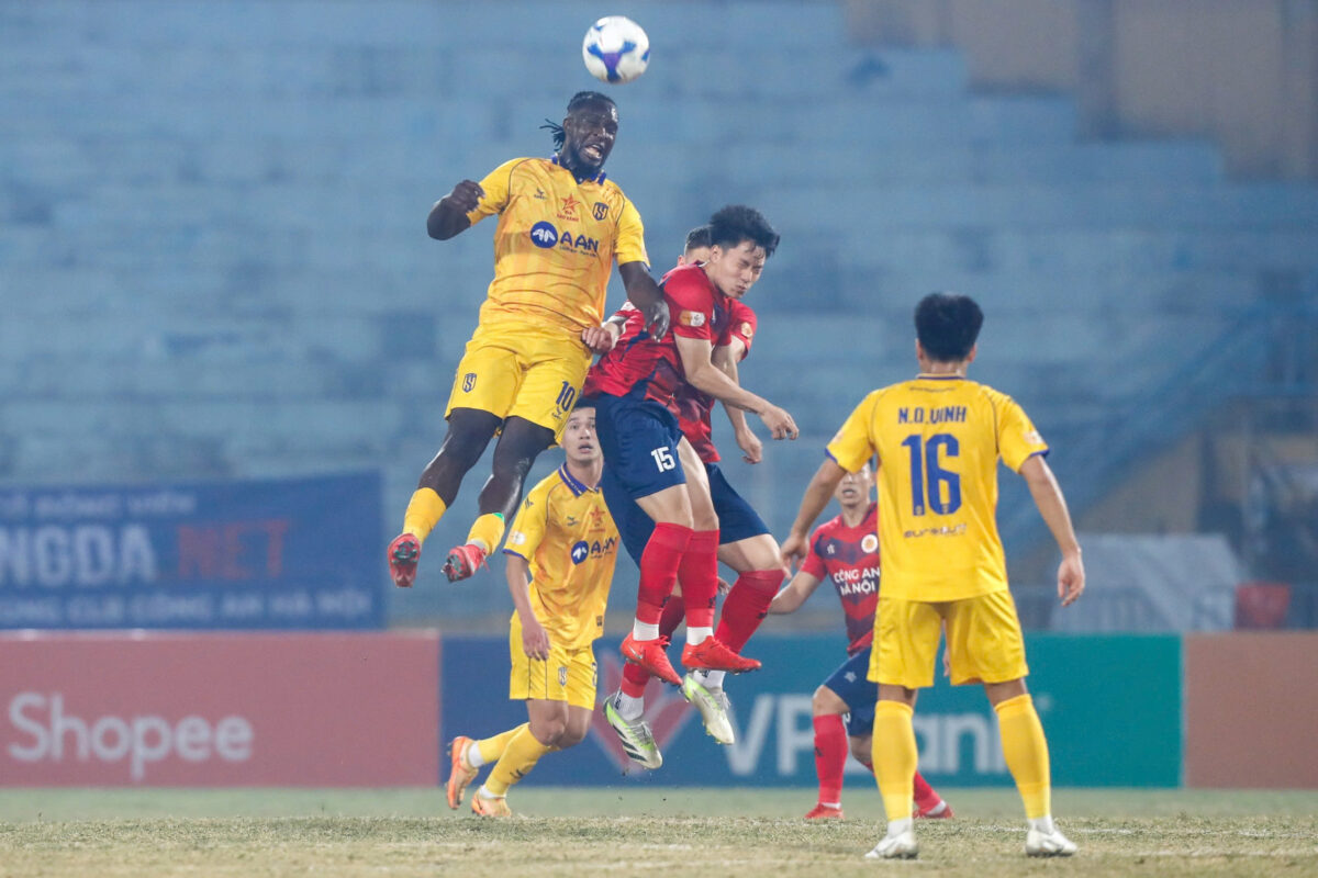 CLB CAHN hòa thất vọng SLNA: Hết cửa tranh vô địch?- Ảnh 3. CLB CAHN hòa thất vọng SLNA: Hết cửa tranh vô địch?- Ảnh 3.