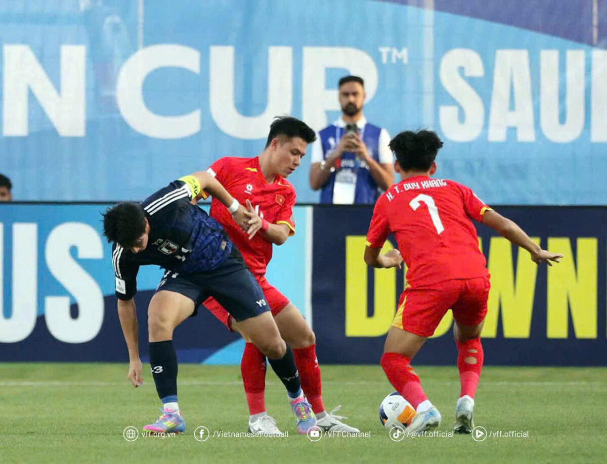 U.17 Việt Nam kiên cường vượt núi Phú Sĩ: Quyết thắng UAE, làm nên chiến tịch lịch sử- Ảnh 5. U.17 Việt Nam kiên cường vượt núi Phú Sĩ: Quyết thắng UAE, làm nên chiến tịch lịch sử- Ảnh 5.