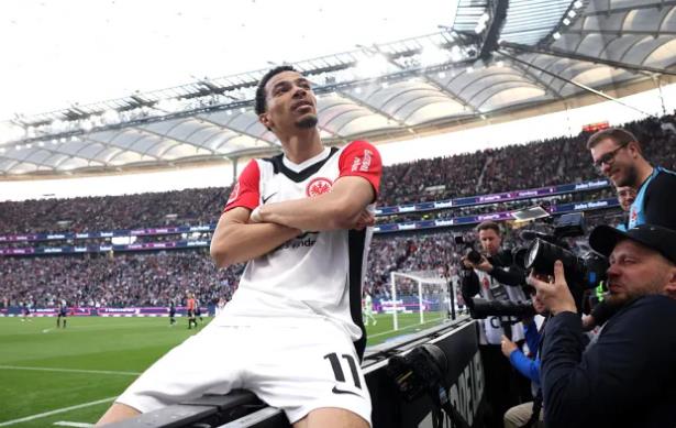 Arsenal Liverpool và MU nhận báo giá vụ Hugo Ekitike. Arsenal Liverpool va MU nhan bao gia vu Hugo Ekitike.