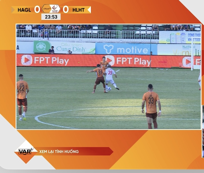 CĐV nhận định trọng tài đúng, bất bình với cách phản ứng của HAGL - Ảnh 2. CĐV nhận định trọng tài đúng, bất bình với cách phản ứng của HAGL - Ảnh 2.