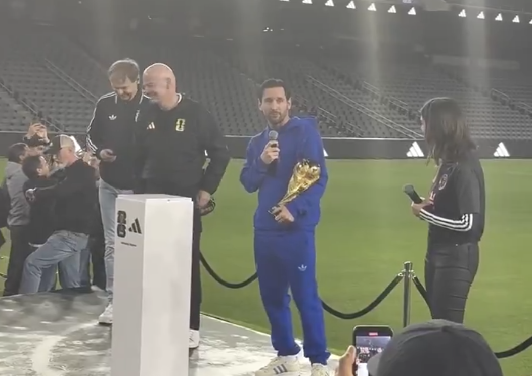Messi lại nhận cúp vô địch World Cup 2022 từ tay Chủ tịch FIFA- Ảnh 1. Messi lại nhận cúp vô địch World Cup 2022 từ tay Chủ tịch FIFA- Ảnh 1.