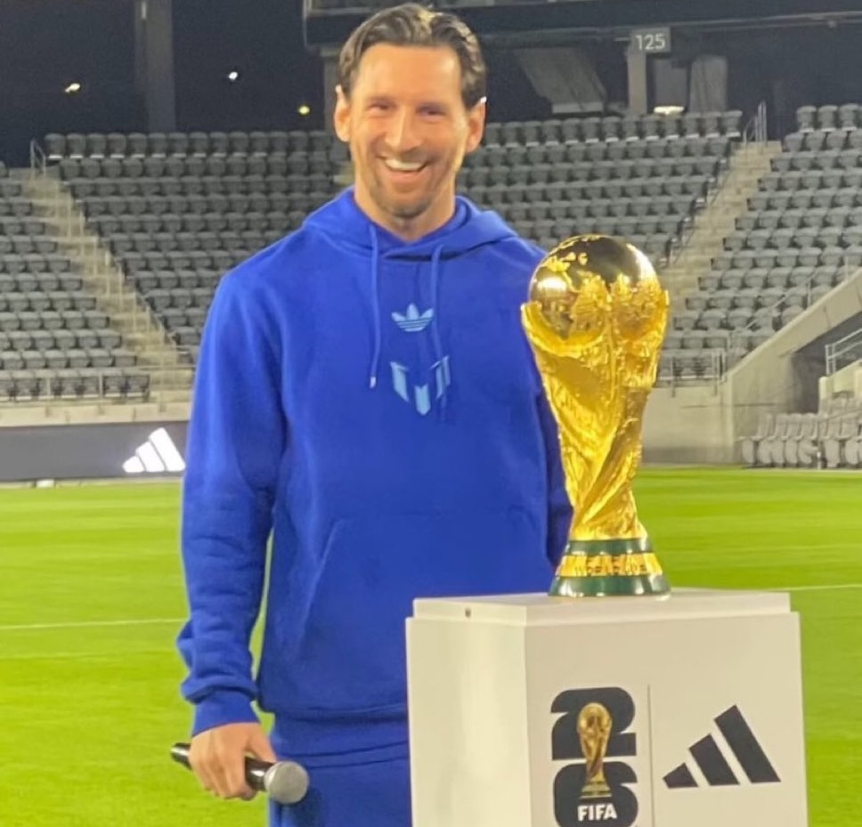 Messi lại nhận cúp vô địch World Cup 2022 từ tay Chủ tịch FIFA- Ảnh 2. Messi lại nhận cúp vô địch World Cup 2022 từ tay Chủ tịch FIFA- Ảnh 2.