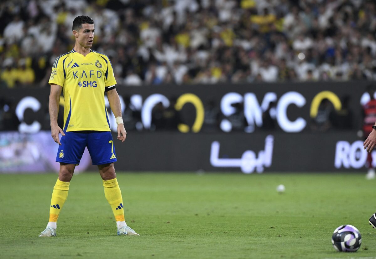 Không để thua Messi, Ronaldo gia hạn 2 năm với Al Nassr và dự World Cup 2026- Ảnh 1. Không để thua Messi, Ronaldo gia hạn 2 năm với Al Nassr và dự World Cup 2026- Ảnh 1.