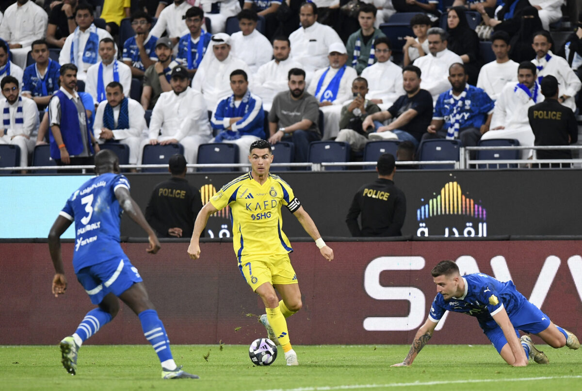 Ronaldo ghi cú đúp ngoạn mục, Al Nassr sống lại cơ hội vô địch Saudi Pro League- Ảnh 2. Ronaldo ghi cú đúp ngoạn mục, Al Nassr sống lại cơ hội vô địch Saudi Pro League- Ảnh 2.