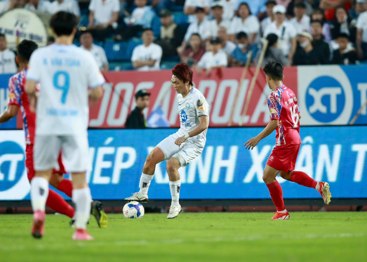 Cuộc chiến 112 phút cực nóng với 2 thẻ đỏ, đội TP.HCM ‘bắt’ Nam Định phải chia điểm- Ảnh 4. Cuộc chiến 112 phút cực nóng với 2 thẻ đỏ, đội TP.HCM ‘bắt’ Nam Định phải chia điểm- Ảnh 4.