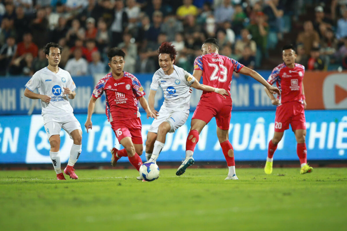 Cuộc chiến 112 phút cực nóng với 2 thẻ đỏ, đội TP.HCM ‘bắt’ Nam Định phải chia điểm- Ảnh 1. Cuộc chiến 112 phút cực nóng với 2 thẻ đỏ, đội TP.HCM ‘bắt’ Nam Định phải chia điểm- Ảnh 1.