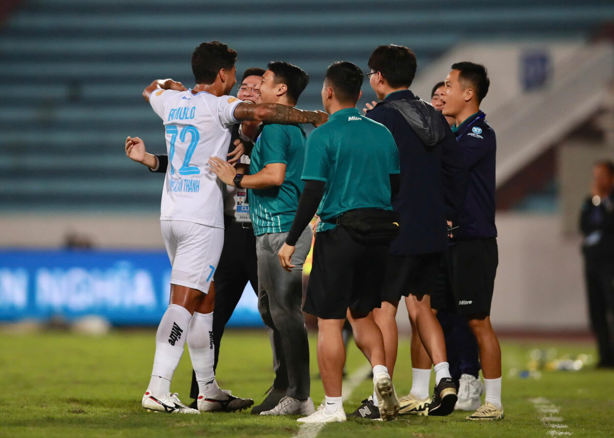 Cuộc chiến 112 phút cực nóng với 2 thẻ đỏ, đội TP.HCM ‘bắt’ Nam Định phải chia điểm- Ảnh 7. Cuộc chiến 112 phút cực nóng với 2 thẻ đỏ, đội TP.HCM ‘bắt’ Nam Định phải chia điểm- Ảnh 7.