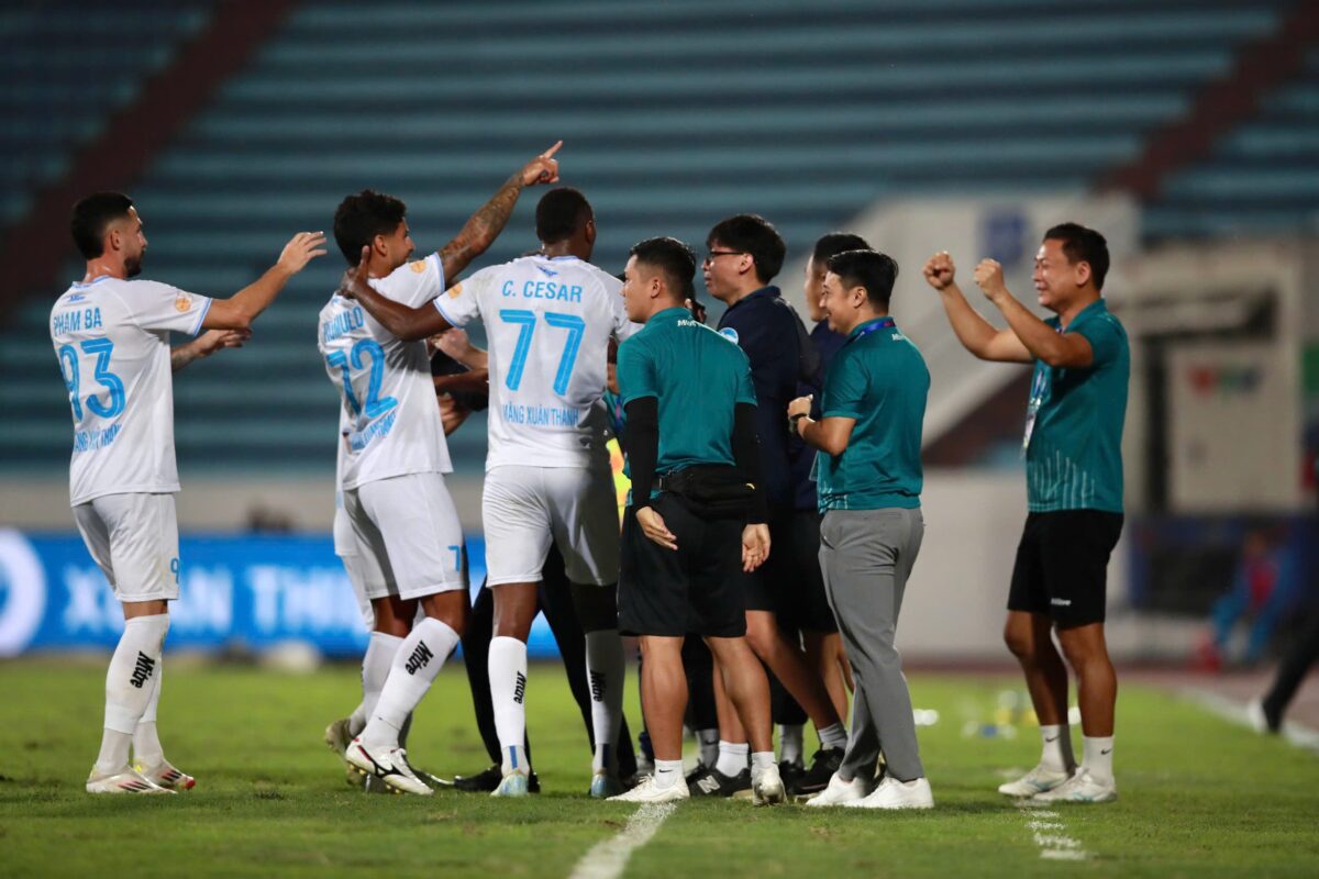 Cuộc chiến 112 phút cực nóng với 2 thẻ đỏ, đội TP.HCM ‘bắt’ Nam Định phải chia điểm- Ảnh 6. Cuộc chiến 112 phút cực nóng với 2 thẻ đỏ, đội TP.HCM ‘bắt’ Nam Định phải chia điểm- Ảnh 6.